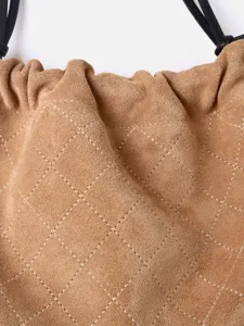 Sac bandoulière matelassé en suède marron pour femme, élégant sac seau avec cordon de serrage.