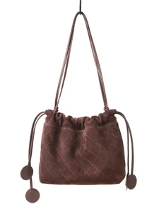 Sac seau matelassé en suédine marron pour femme, élégant sac bandoulière tendance.