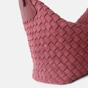 Vue détaillée du sac hobo en cuir tressé dans une élégante teinte bordeaux.