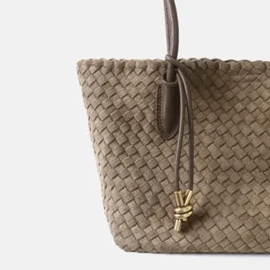 Gros plan sur les détails du sac en cuir tissé de luxe avec une texture exquise.