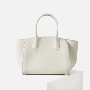 Détail de sac cabas en cuir minimaliste, fabrication de qualité supérieure, accessoire chic.