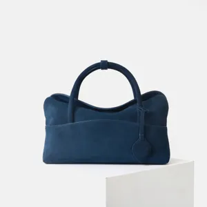 Sac cabas en daim bleu foncé, vue de détail, sac oreiller vintage de style élégant.