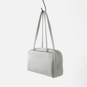 Vue detaillee du sac bowling en cuir veritable, sac epaule minimaliste pour femme chic.