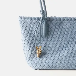 Sac cabas tressé en cuir bleu clair pour femmes sac bandoulière minimaliste détail