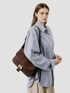 Sac bandoulière en daim marron pour femme, sac à rabat chic avec fermoir métallique travail.