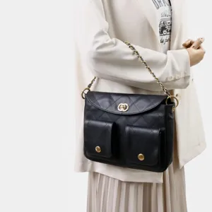 Sac à bandoulière noir en cuir matelassé avec chaîne et deux poches avant pour femmes.