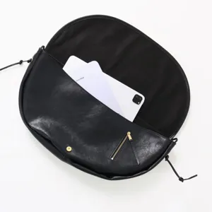 Vue détaillée de l'intérieur du sac porté épaule demi-lune en cuir noir et grand espace.