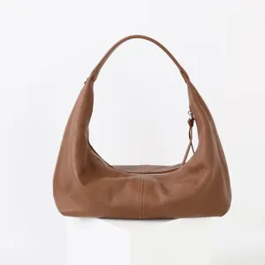 Élégant sac porté épaule hobo en cuir marron pour femme, sac à main souple style dumpling quotidien.