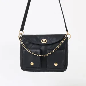 Sac bandoulière en cuir matelassé noir avec chaîne et quincaillerie dorée élégant.