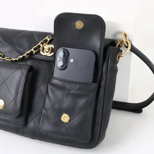 Sac bandoulière chaîne en cuir matelassé noir détail montrant rangement poche avant métal.