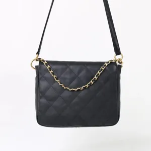 Sac bandoulière noir en cuir matelassé avec chaîne dorée, élégant modèle hobo.