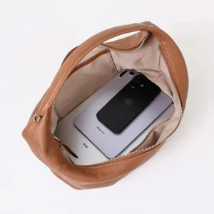 Détail de capacité intérieure de sac hobo en cuir marron, sac épaule souple en cuir de vaches.