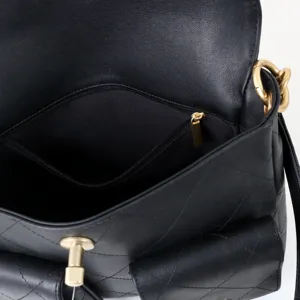 Sac à bandoulière hobo matelassé en cuir noir avec chaîne et une poche intérieure zippée.