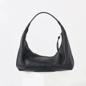 Vue détaillée du sac porté épaule souple en cuir noir, montrant une texture et une forme élégantes.