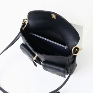 Sac hobo bandoulière en cuir matelassé noir avec bandoulière chaîne et grand espace.