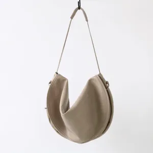 Sac à bandoulière demi-lune en cuir vue de détail, sac de style minimaliste quotidien.