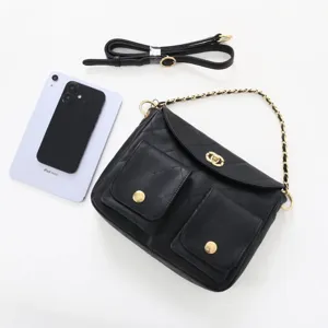 Sac à bandoulière noir en cuir matelassé avec chaîne, élégant sac hobo pour femmes mode.