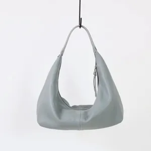 Sac hobo en cuir gris en vue de détail, sac d'épaule souple avec fermeture éclair.