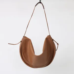 Sac bandoulière demi-lune en cuir marron, sac à main minimaliste pour femme au quotidien.