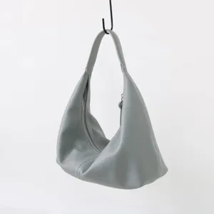 Sac porté épaule en cuir souple gris, sac hobo style dumpling décontracté et élégant.