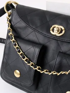 Sac bandoulière en cuir matelassé noir avec chaîne dorée, élégant sac hobo classique.