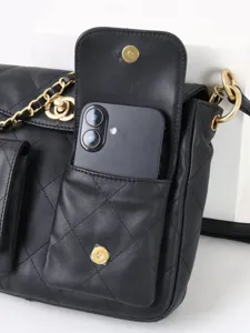 Sac à bandoulière noir en cuir matelassé avec chaîne dorée et poche avant pour téléphone.