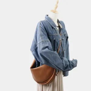 Sac porté épaule demi-lune en cuir marron élégant, sac croissant croisé très chic.