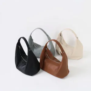 Vue détaillée de sacs à bandoulière souples en cuir chic avec fermetures éclair métalliques.
