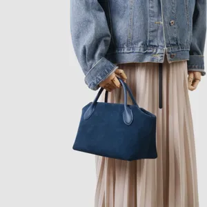Sac à main classique en cuir suédé bleu pour femme, élégant cabas fourre-tout chic.