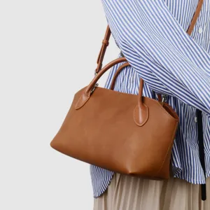 Sac à main en cuir marron détail, sac cabas rétro pour le travail avec poignée et bandoulière.