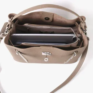 Détail intérieur du sac cabas en cuir avec plusieurs compartiments, poches et quincaillerie.