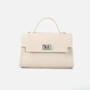 Vue détaillée du sac à main en cuir blanc cassé avec un fermoir métallique unique.