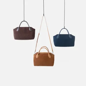 Gros plan sur des sacs à main en suédine minimaliste en trois coloris chic, style quotidien.