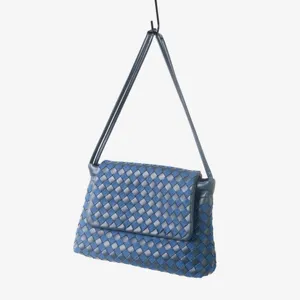 Sac à bandoulière en cuir tissé bleu vue détaillée, élégant sac fourre-tout pour le quotidien.