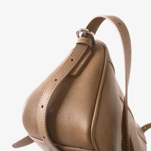 Détail du sac à main en cuir avec de belles coutures et une boucle métallique.