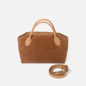 Sac cabas en daim marron avec poignées et bandoulière réglable pour un usage quotidien.