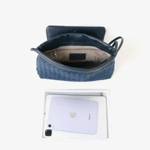 Sac pochette à rabat en cuir tissé bleu foncé, accessoire de mode élégant et chic.