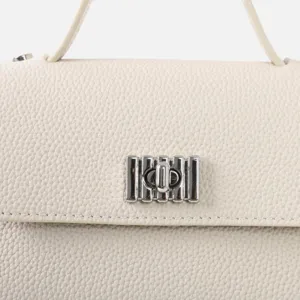 Vue détaillée du sac à main pour femme en cuir véritable blanc avec fermoir métallique.