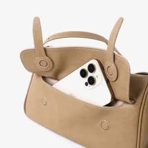 Vue détaillée de la capacité de la poche avant du sac à épaule en cuir vintage style.