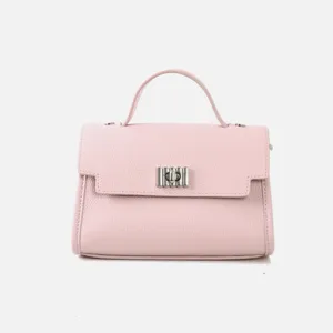 Sac a main rose en cuir avec poignee et fermoir argente, design de niche elegant pour femme.