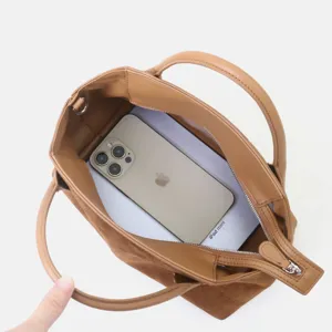 Vue détaillée montrant la capacité intérieure du sac cabas rétro en cuir pour le travail.