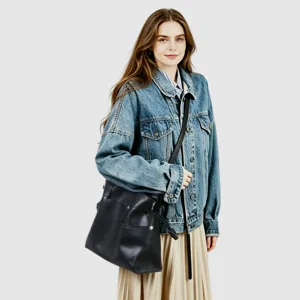 Élégant sac seau bandoulière souple en cuir pour femme hobo aisselle avec cordon de serrage.