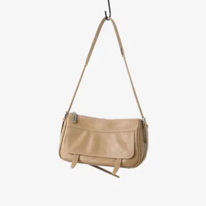 Vue détaillée du sac à bandoulière en cuir vintage avec rabat et fermeture éclair.