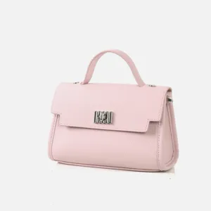 Sac bandoulière rose en cuir véritable, design de niche élégant pour femme sous le bras.