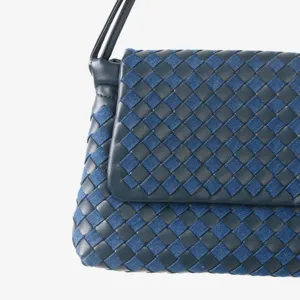 Sac a main elegant style de luxe sous les bras en cuir tisse et en denim detail