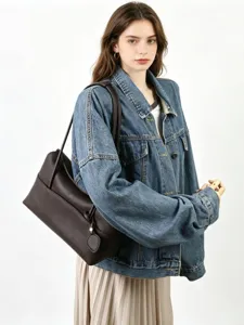 Élégant sac à bandoulière en cuir marron pour femmes, grand sac de loisirs spacieux.