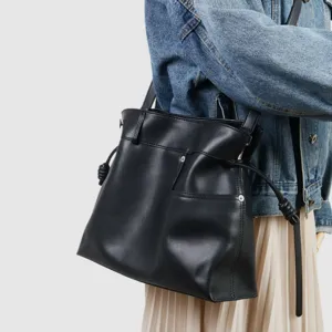 Sac seau hobo en cuir noir vue détaillée, élégant sac à bandoulière avec cordon serrage.