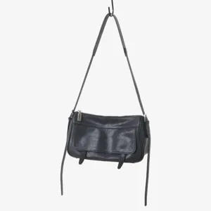 Sac porté épaule en cuir noir détail, design à rabat rétro, style minimaliste chic.