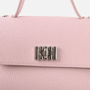 Détail de sac à main en cuir rose avec élégant fermoir tournant en métal argenté.