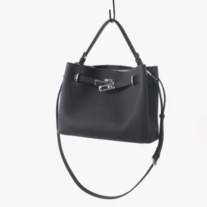 Vue détail du sac à main en cuir véritable noir avec une fermeture à verrou tournant.